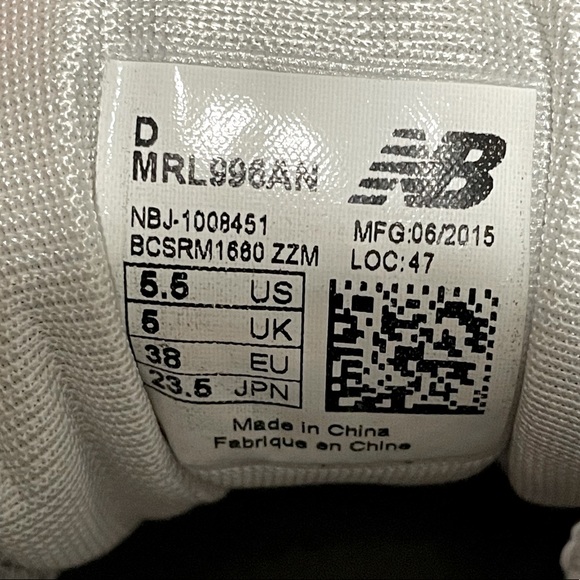 New Balance Women’s 996 Sneaker in Navy Blue - Picture 9 of 9